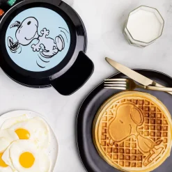 Uncanny Brands, LLC Peanuts Snoopy round Waffle Maker