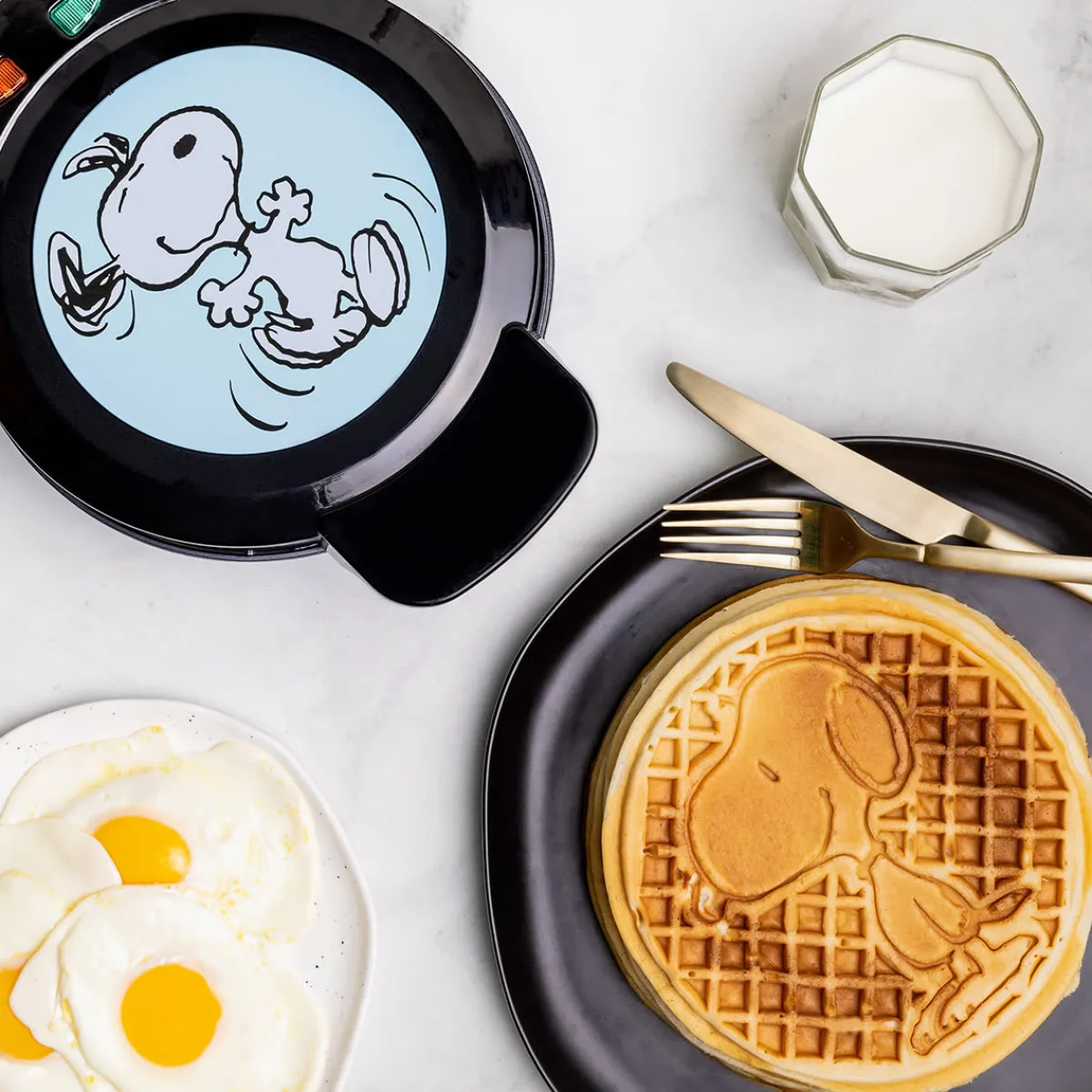 Uncanny Brands, LLC Peanuts Snoopy round Waffle Maker