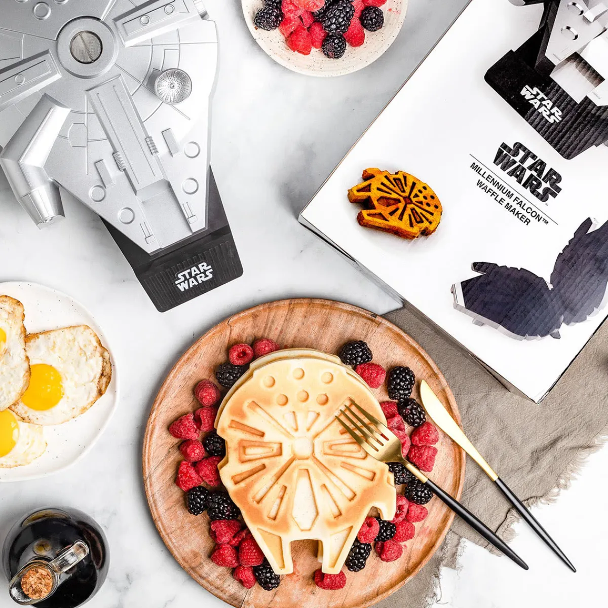 Uncanny Brands, LLC Star Wars Millennium Falcon Round Waffle Maker
