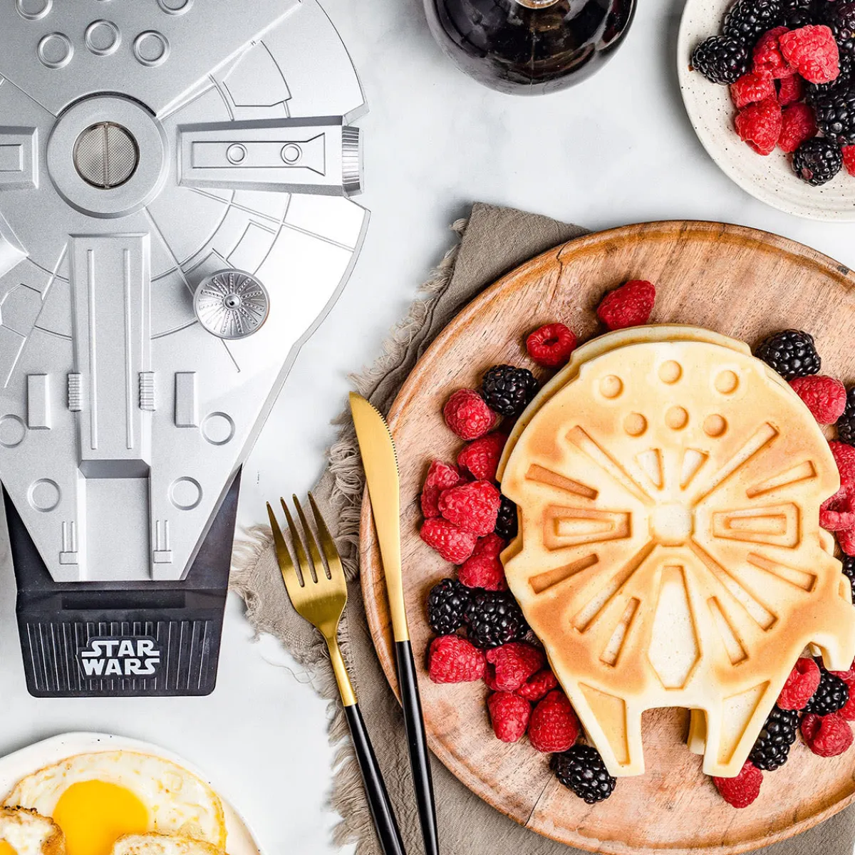 Uncanny Brands, LLC Star Wars Millennium Falcon Round Waffle Maker